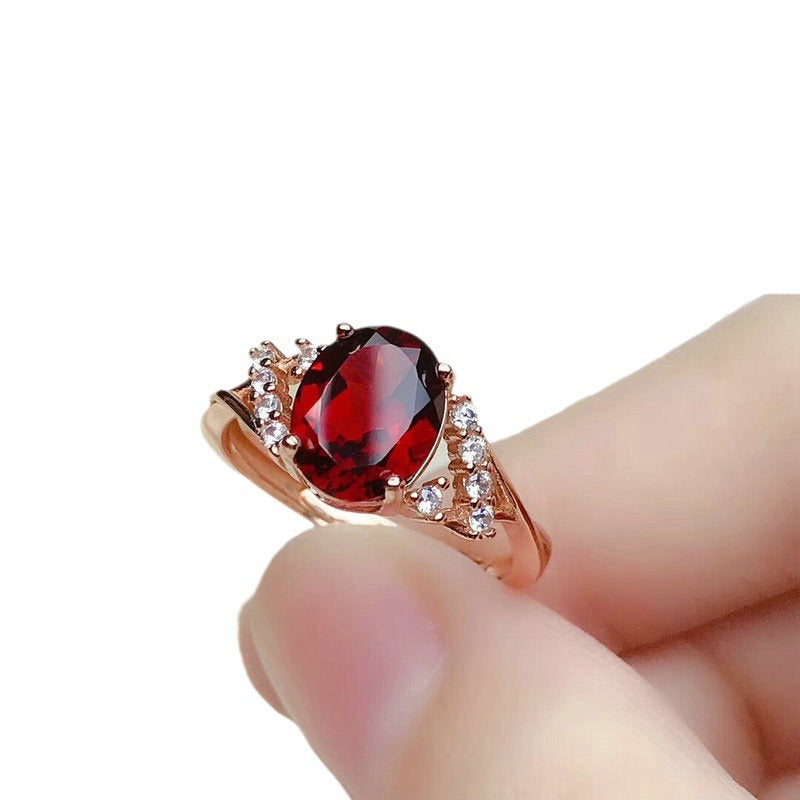Damen stilvoller Zirkonia Cocktailring mit ovalem Hauptstein und funkelnden Akzenten Shop Nory