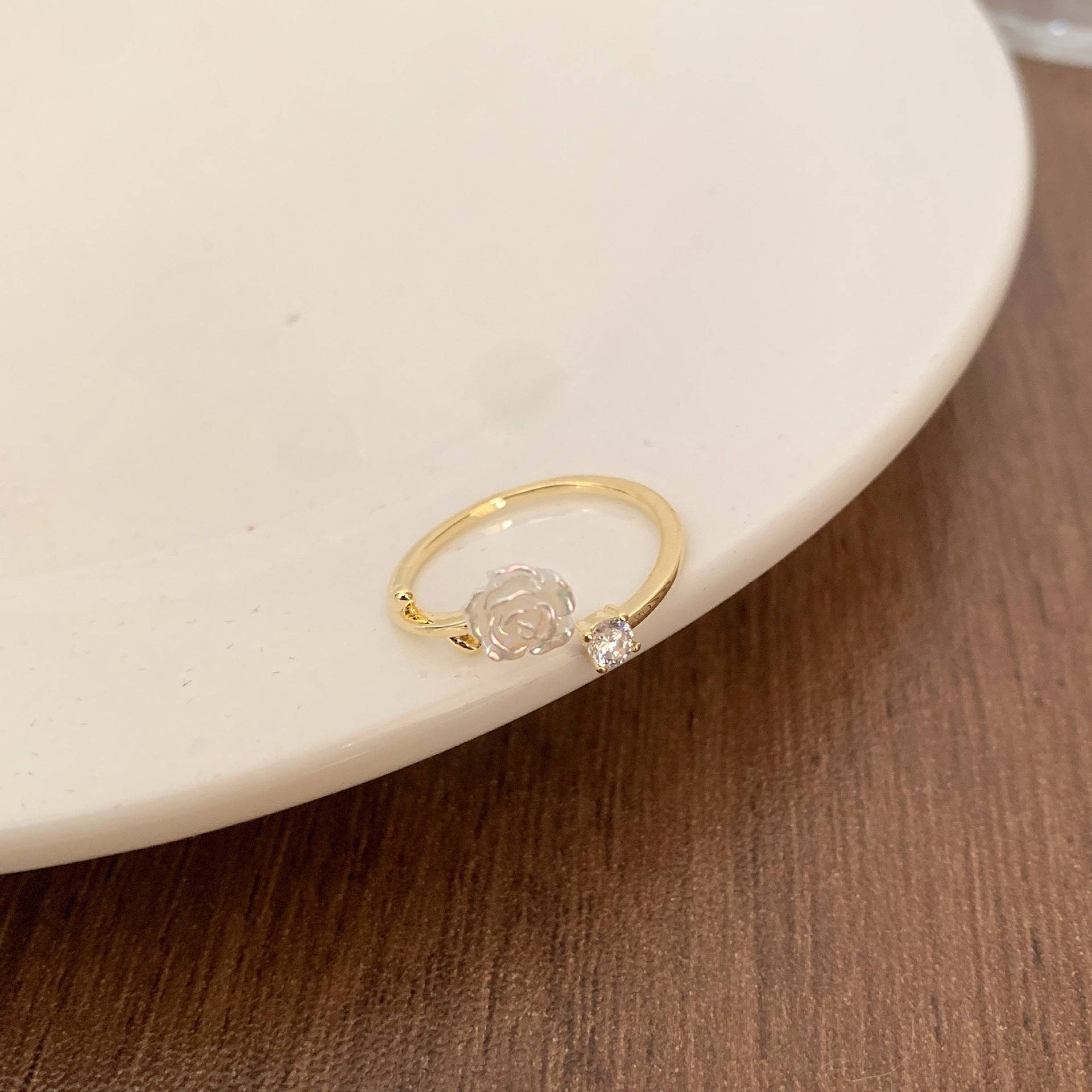 Damenring mit floralem Rosendesign und funkelndem Zirkon Shop Nory