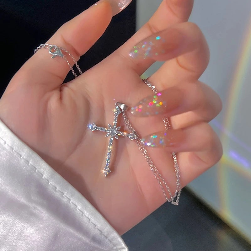 Damen Halskette mit funkelndem Kreuzanhänger und eleganter Kette Shop Nory
