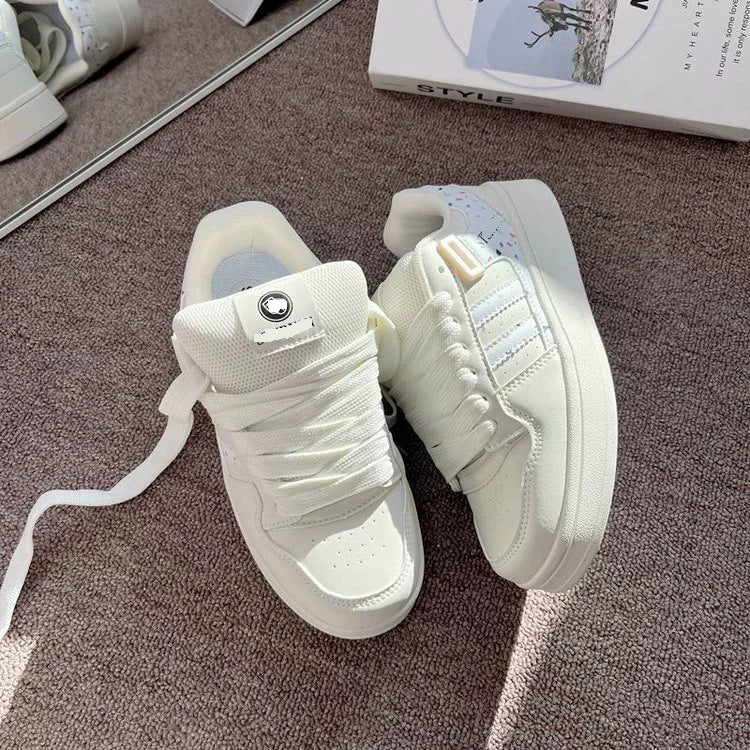 Damen Sneakers im modischen Retro-Stil mit strahlenden Akzenten