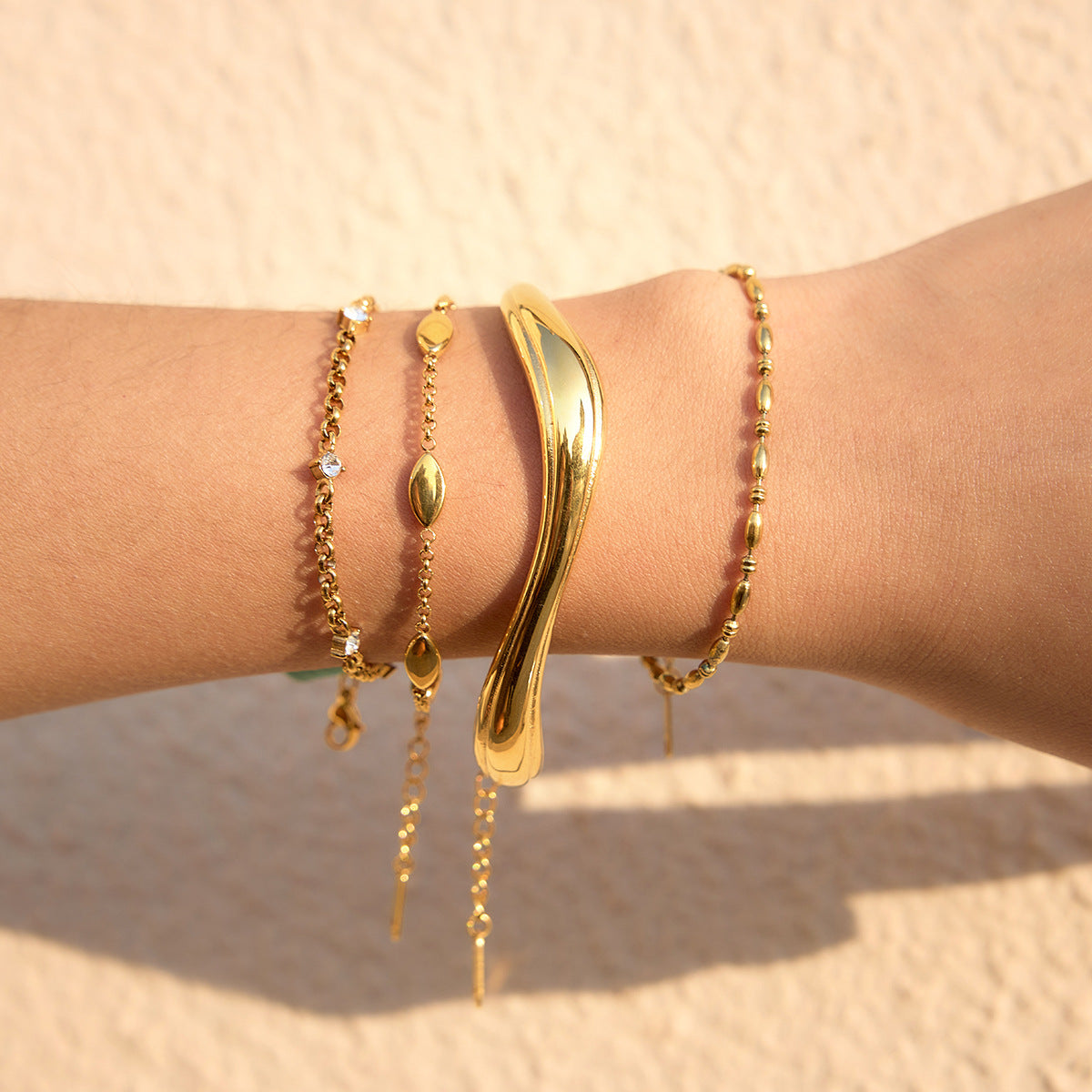 Damen Armband mit glänzenden ovalen Metallabschlüssen und verstellbarem Verschluss Shop Nory