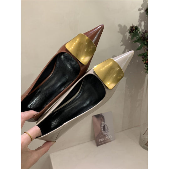 Damen Elegante spitz zulaufende Pumps mit goldener Zierplatte und geformtem Kittenabsatz Shop Nory