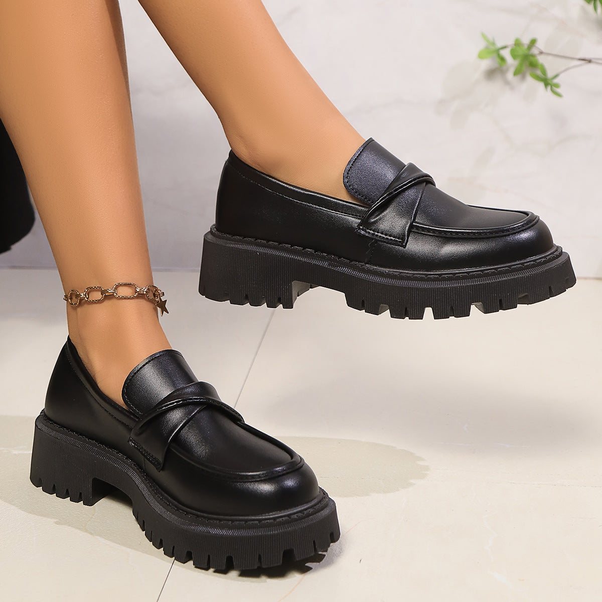 Damen Mokassins mit robustem Plateau und elegantem Riemendesign