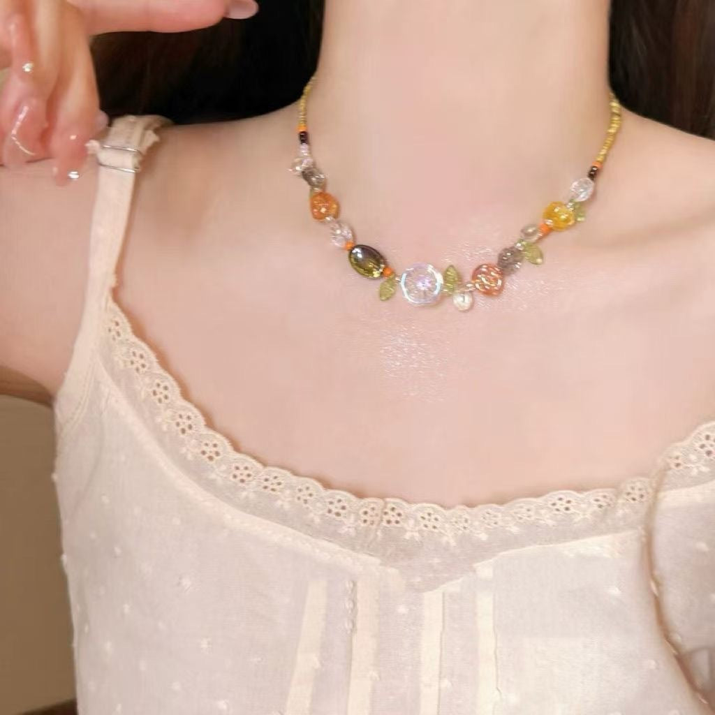 Damen Halskette mit handgefertigten Blumen-Elementen und funkelnden Akzenten Shop Nory