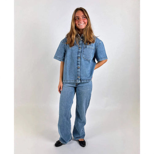 Damen Oversized Denim-Hemd mit kurzen Ärmeln und aufgesetzten Taschen