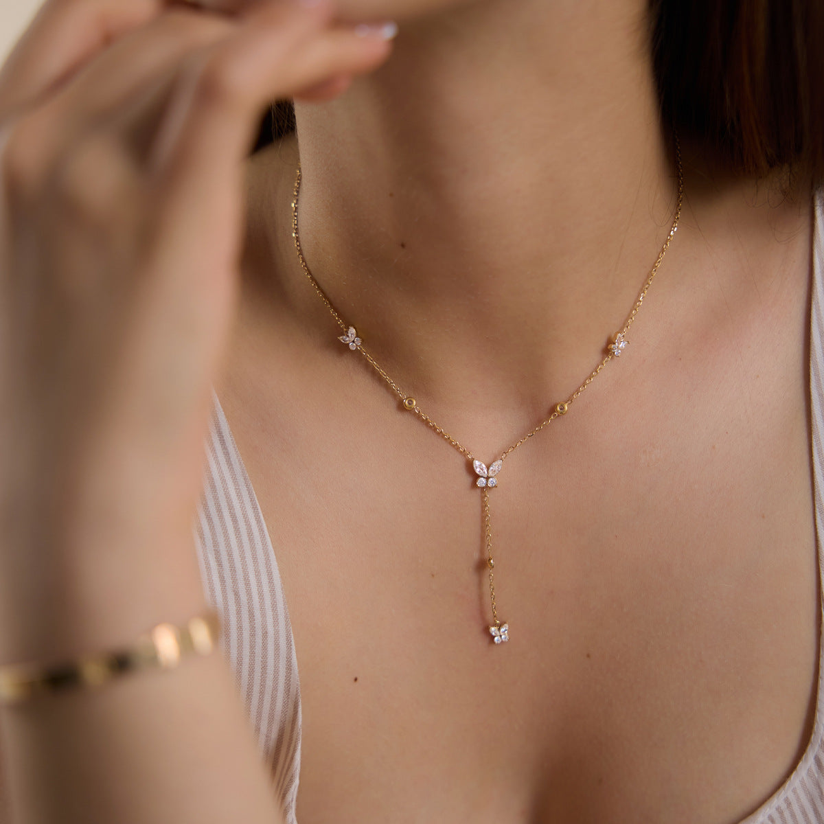 Damen Halskette mit zarten Schmetterlingsanhängern und funkelnden Zirkonia Shop Nory