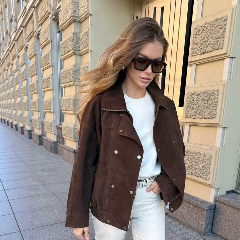 Damen Kurz-Bomberjacke aus Veloursleder mit hohem Stehkragen und kastiger Silhouette Shop Nory
