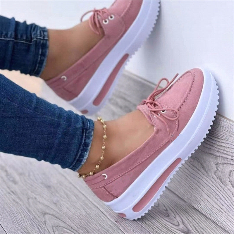 Damen Mokassin-Plateau-Slipper mit dekorativer Schnürung und Luftpolstersohle Shop Nory