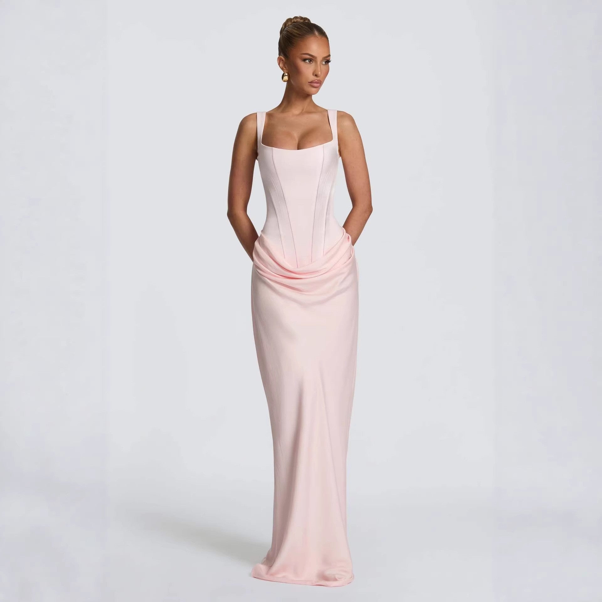 Damen Elegantes Maxikleid mit figurformendem Schnitt und zarten Drapierungen
