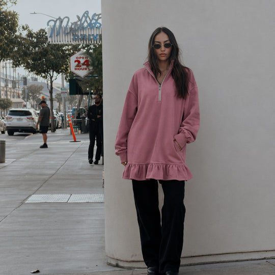Damen Oversize-Sweatkleid mit halbem Reißverschluss, Ballonärmeln, seitlichen Eingrifftaschen und Volant-Saum Shop Nory