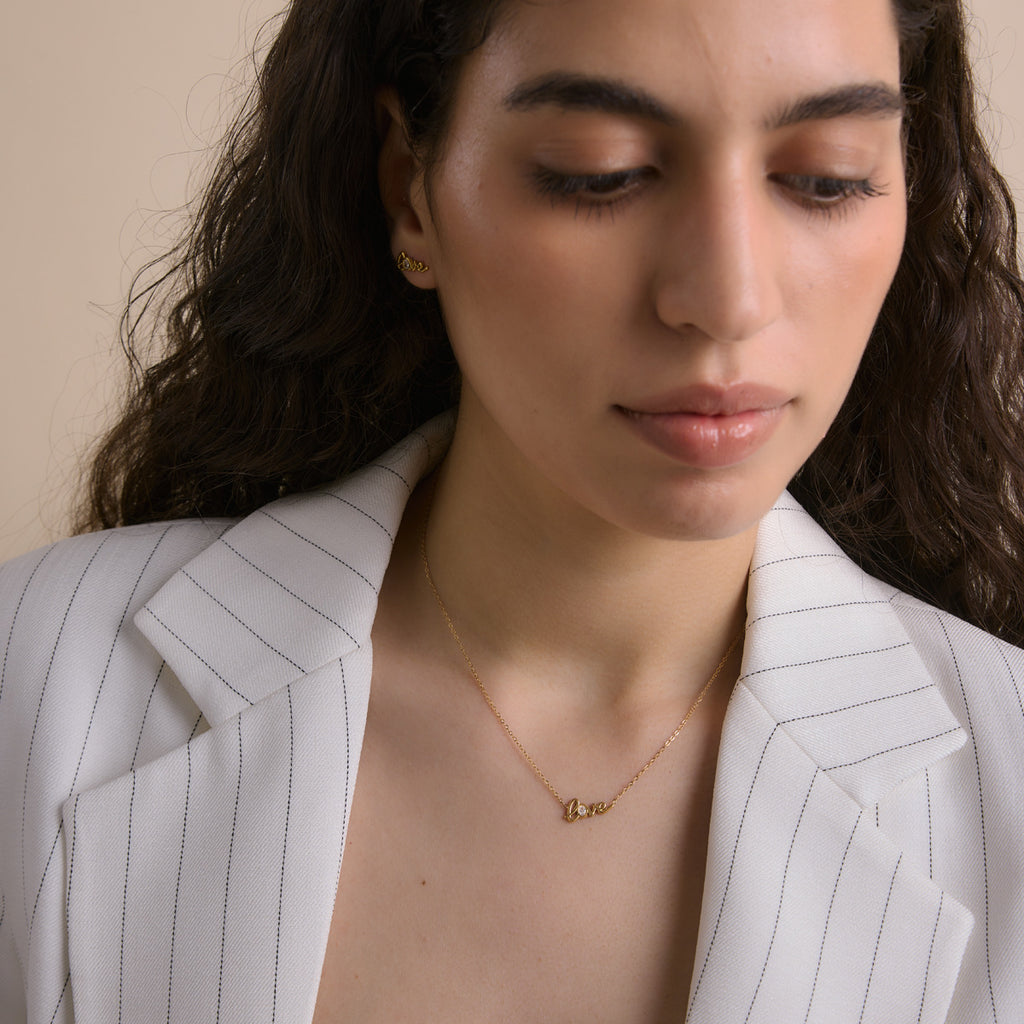 Damen Halskette mit elegantem "Love"-Schriftzug und funkelndem Zirkonia Akzent Shop Nory