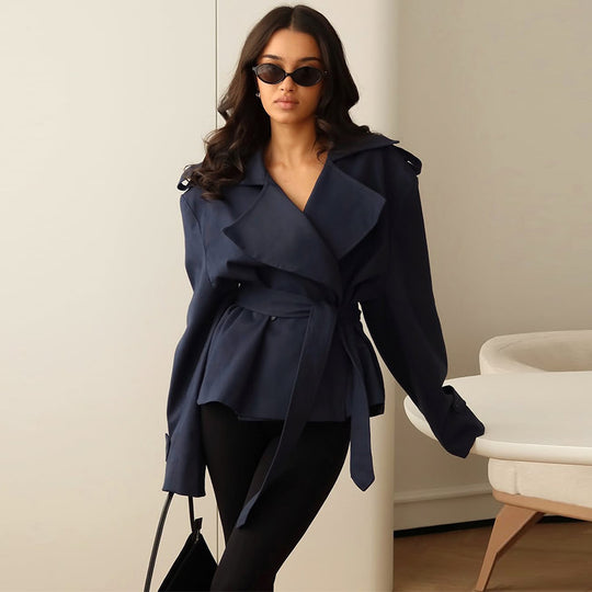 Damen Cropped-Trenchjacke mit doppelter Knopfleiste, Taillengürtel und Schulterriegeln Shop Nory