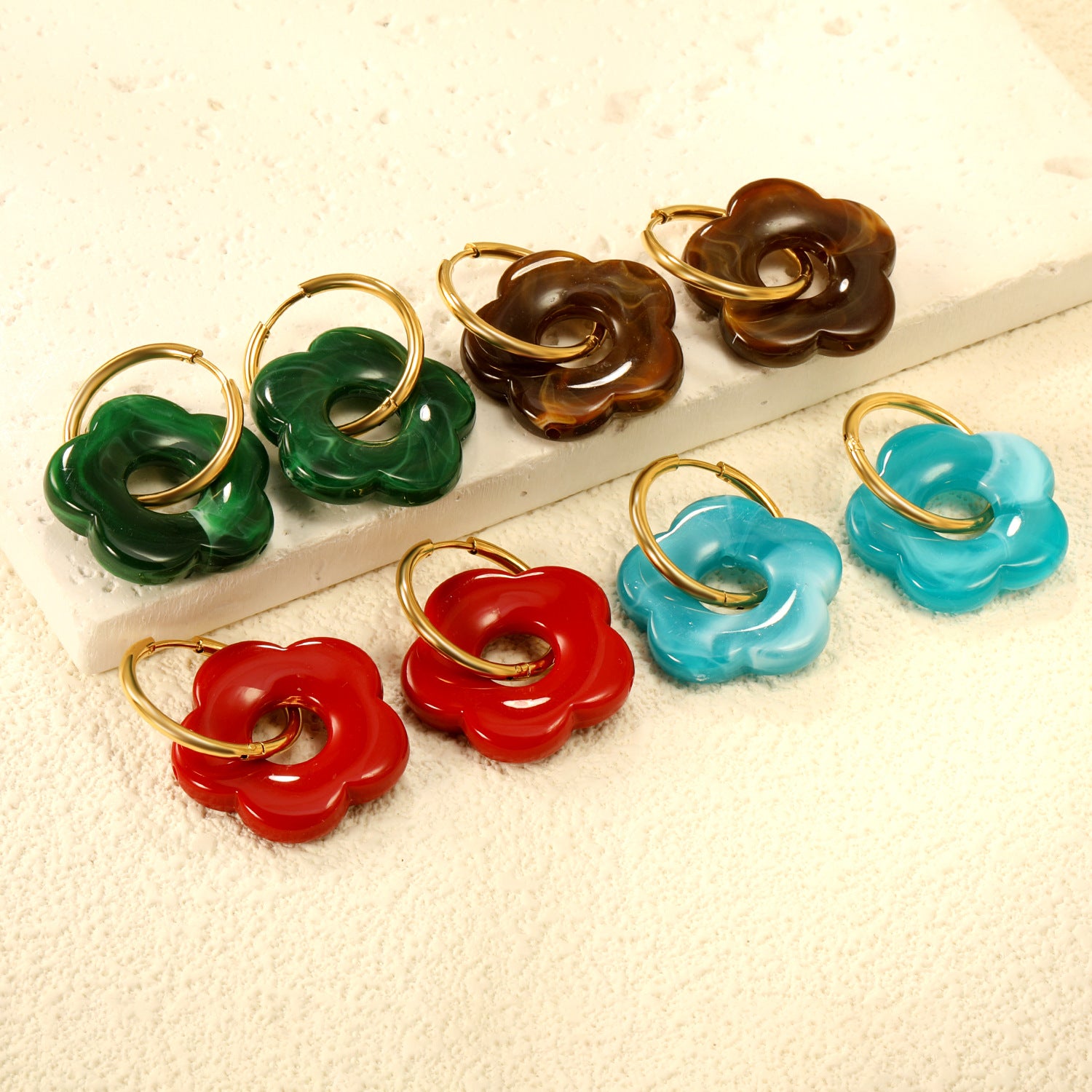 Damen Hängende Ohrstecker mit kunstvollem Blüten-Design und goldenem Ring Shop Nory