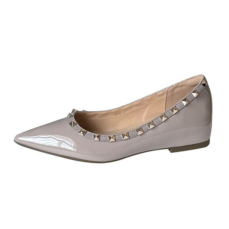Damen Flache spitz zulaufende Lack-Ballerinas mit gepolstertem Komfortfußbett und Nietenblende Shop Nory