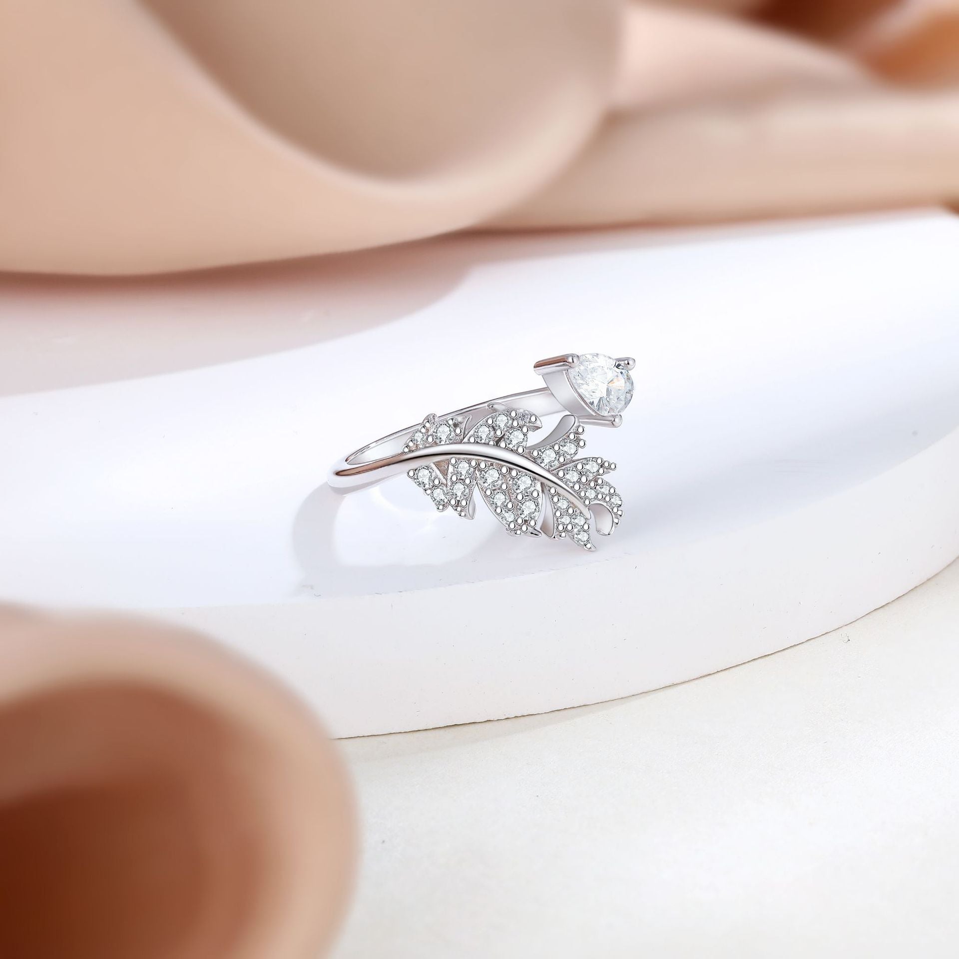 Damenring mit filigranem Blattdesign und funkelndem Zirkonia-Besatz Shop Nory