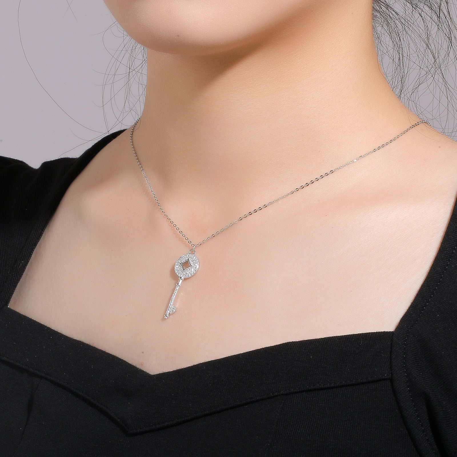Damen Schlüssel-Anhänger Halskette aus versilbertem Metall mit funkelnden Zirkoniasteinen Shop Nory