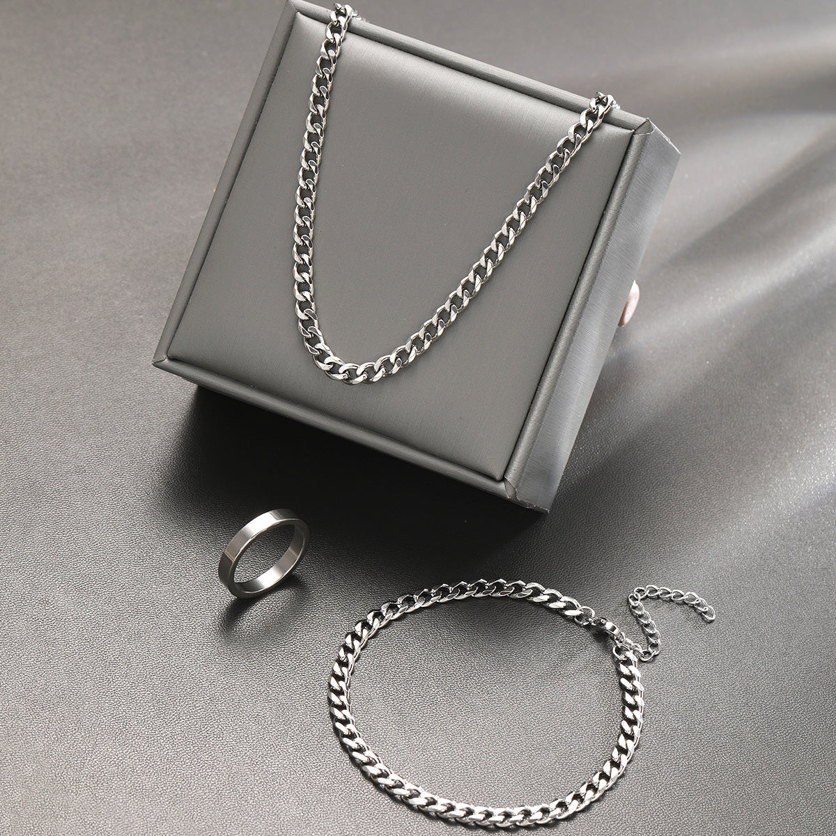 Damen Schmuckset bestehend aus eleganter Halskette, stilvollem Armband und zeitlosem Ring Shop Nory