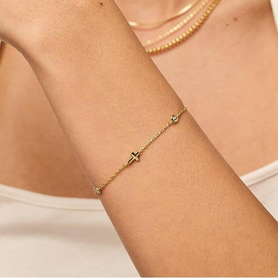 Damen Armband mit elegantem Kreuzanhänger aus feinem Edelstahl Shop Nory