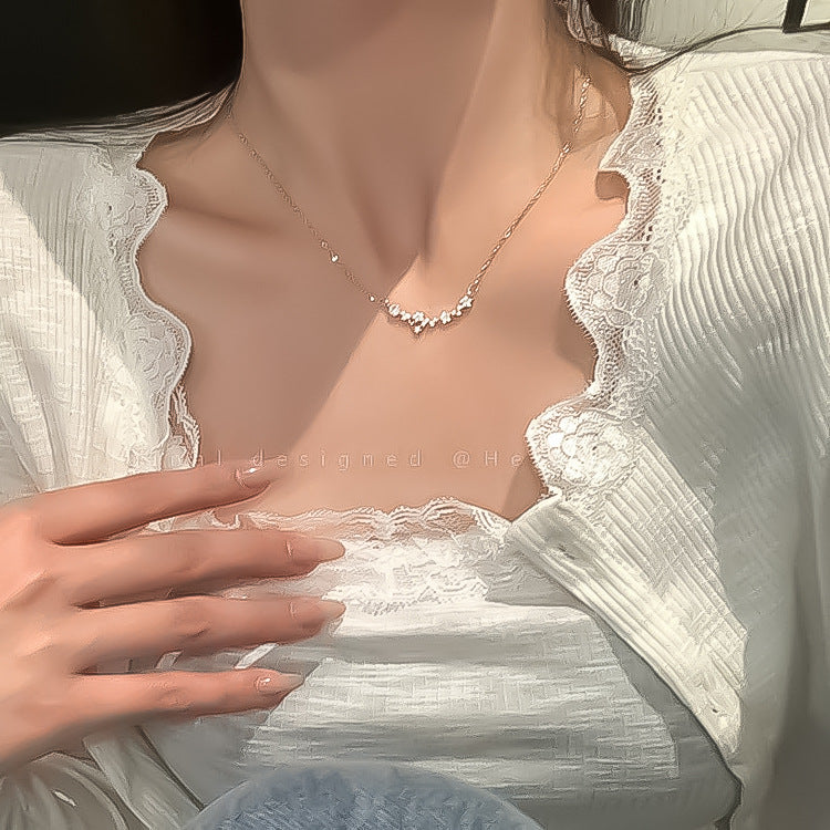 Damen Halskette mit kunstvollem Schleifenanhänger und funkelnden Akzenten Shop Nory