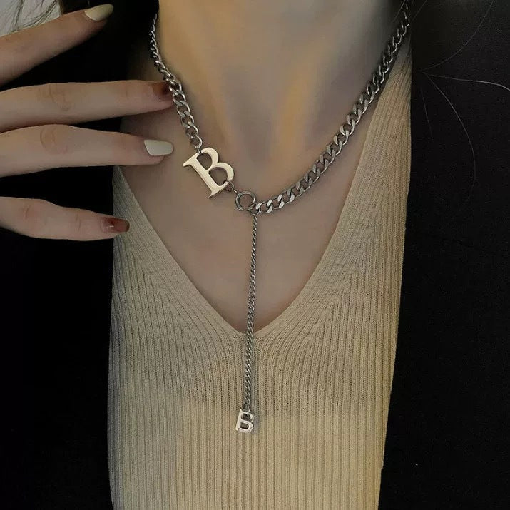 Damen Kette mit personalisiertem Buchstabenanhänger aus Edelstahl Shop Nory