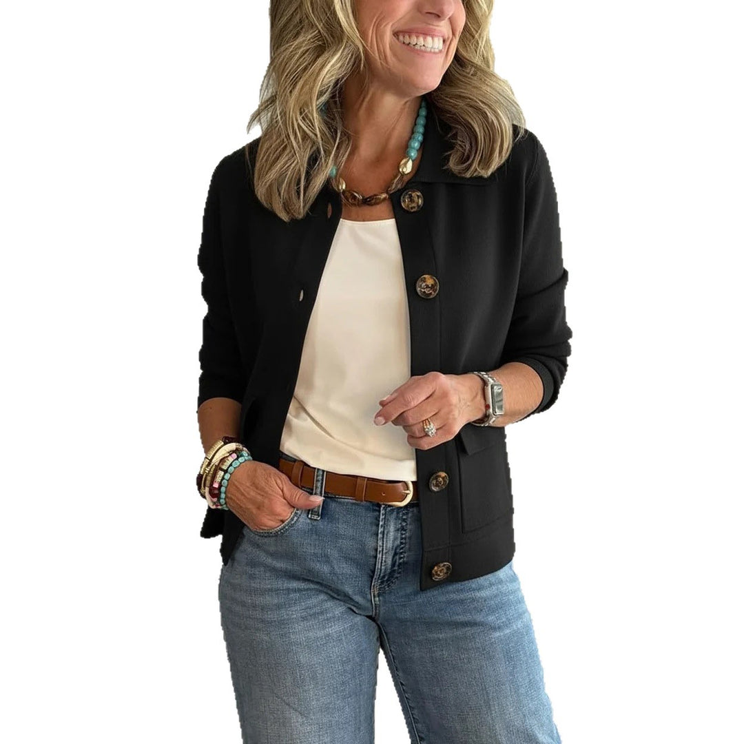 Damen Kurzstrickjacke mit Hemdkragen, aufgesetzten Taschen und Hornknöpfen Shop Nory