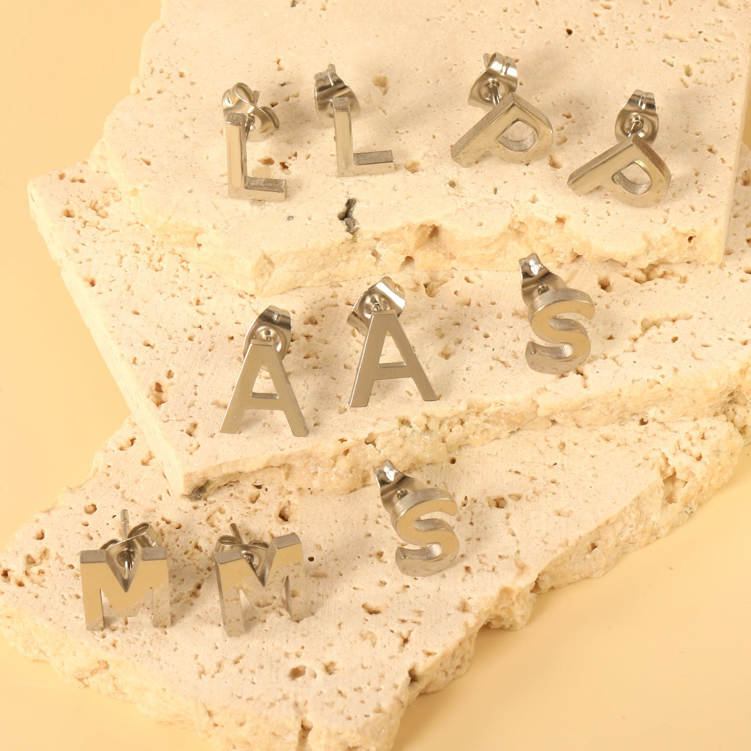 Damen elegante Buchstaben-Ohrstecker Shop Nory