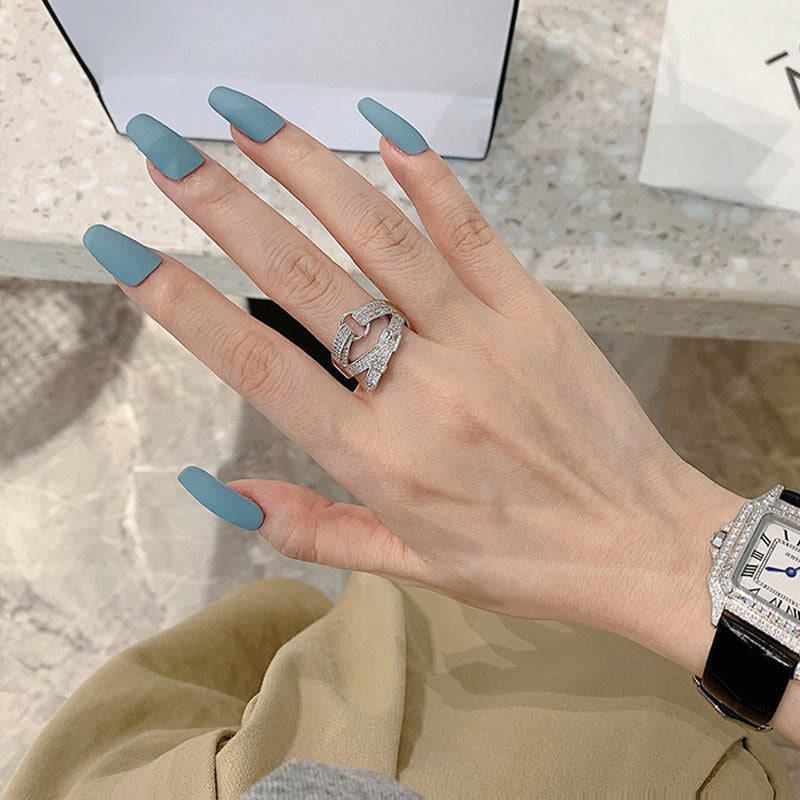 Damenring mit elegantem geschwungenen Design und funkelnden Zirkonia Shop Nory
