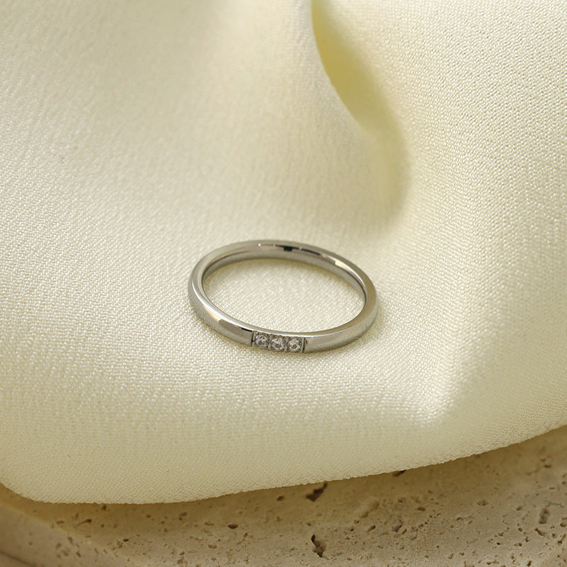 Damen zierlicher Ring mit funkelnden Zirkonia-Steinen Shop Nory