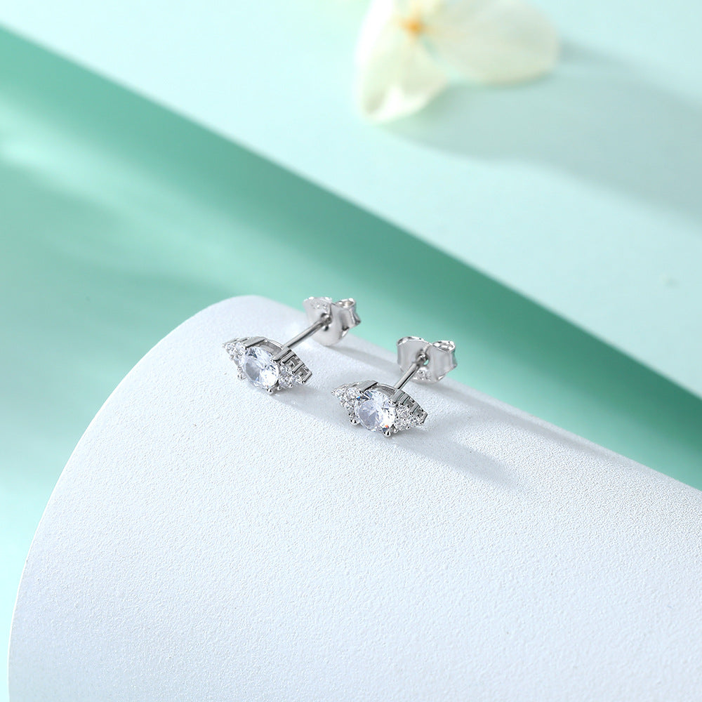 Damen Ohrstecker im modernen Design mit funkelnden Zirkonia Shop Nory