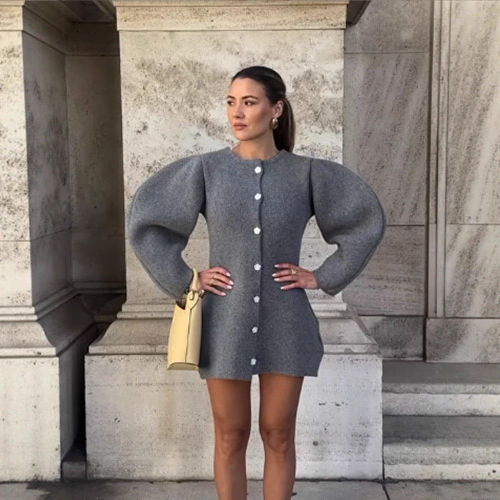 Damen Strick-Minikleid-Cardigan mit voluminösen Ballonärmeln und Zierknopfleiste Shop Nory
