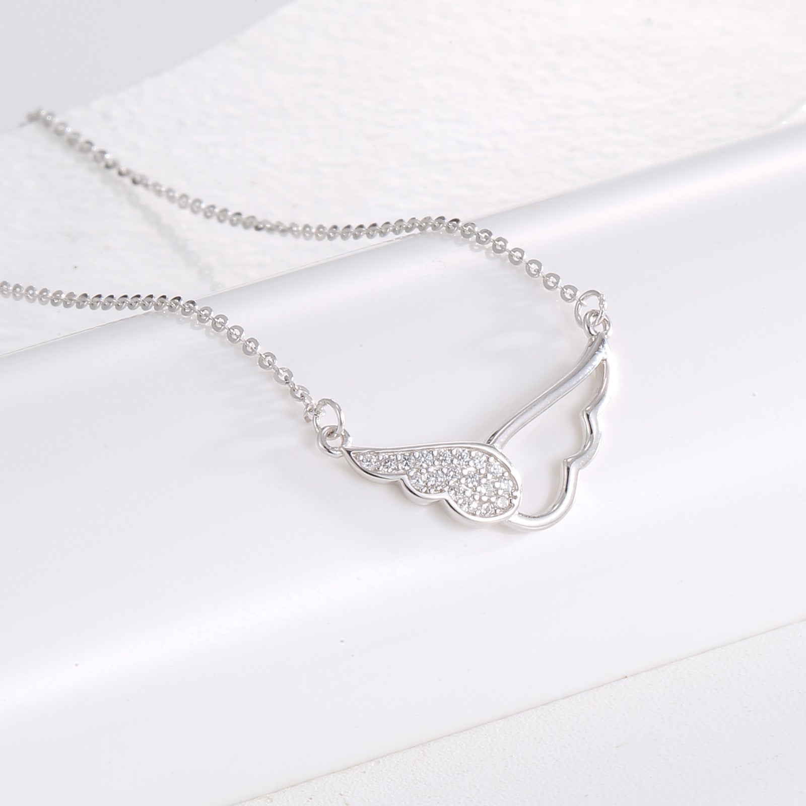 Damen elegante Halskette mit Flügel-Anhänger und funkelnden Zirkonia Shop Nory