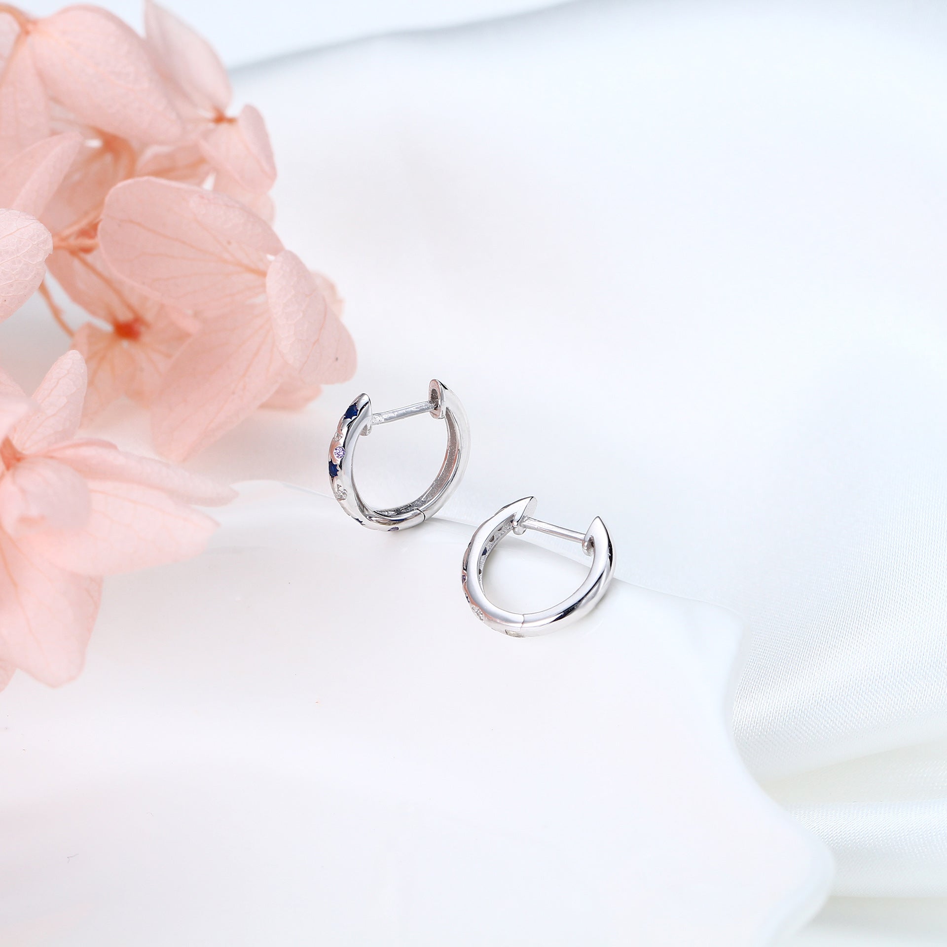 Damen Creolenohrringe mit funkelnden Zirkonsteinen und edlem Design Shop Nory