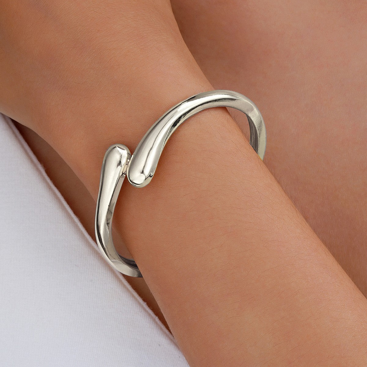 Damen Armband-Set mit elegantem, geschwungenem Design und luxuriösen Akzenten Shop Nory