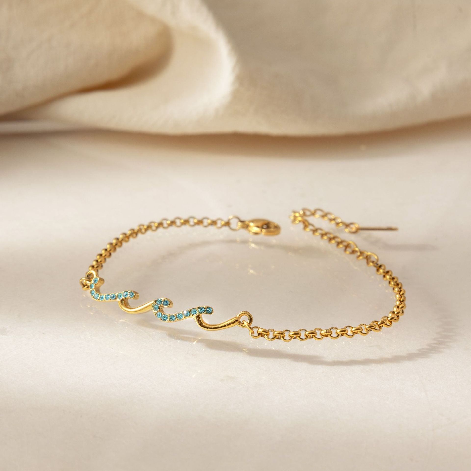 Damen Armband mit kunstvollem Wellen-Design und funkelnden Zirkonia-Elementen Shop Nory