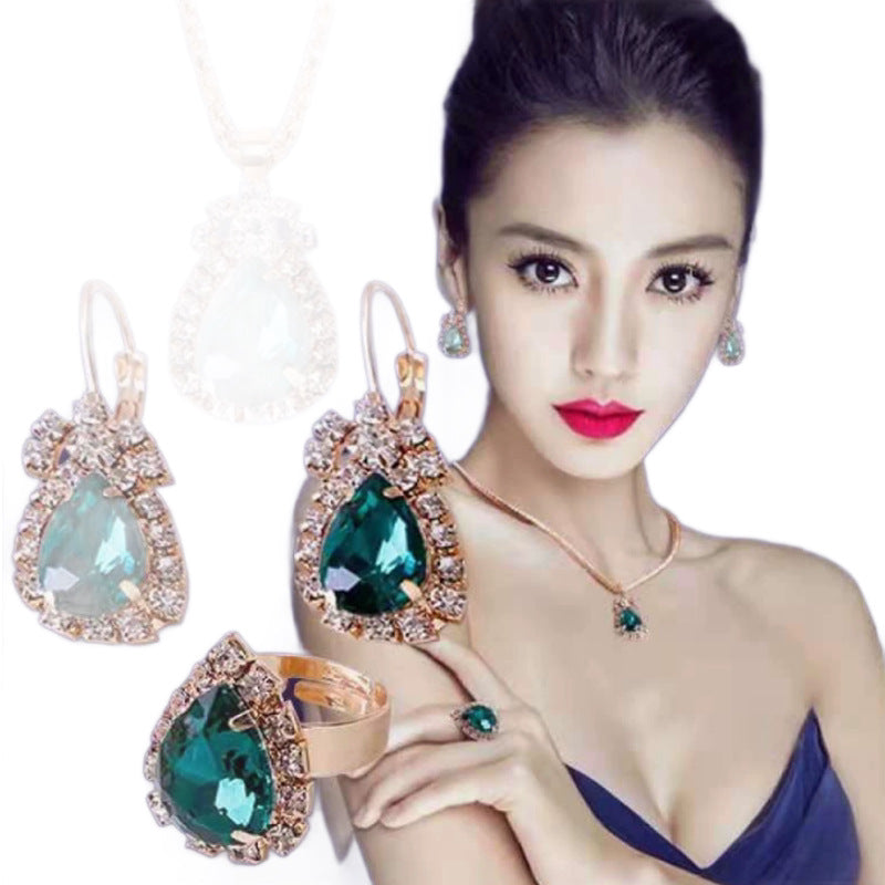 Damen Schmuckset mit funkelnden roten Steinen und eleganten goldenen Akzenten Shop Nory