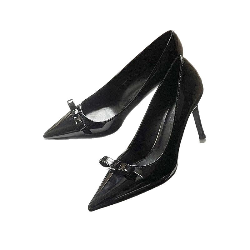 Damen Spitz zulaufende Lack-Pumps mit Zierschleife und schlankem Stiletto-Absatz Shop Nory