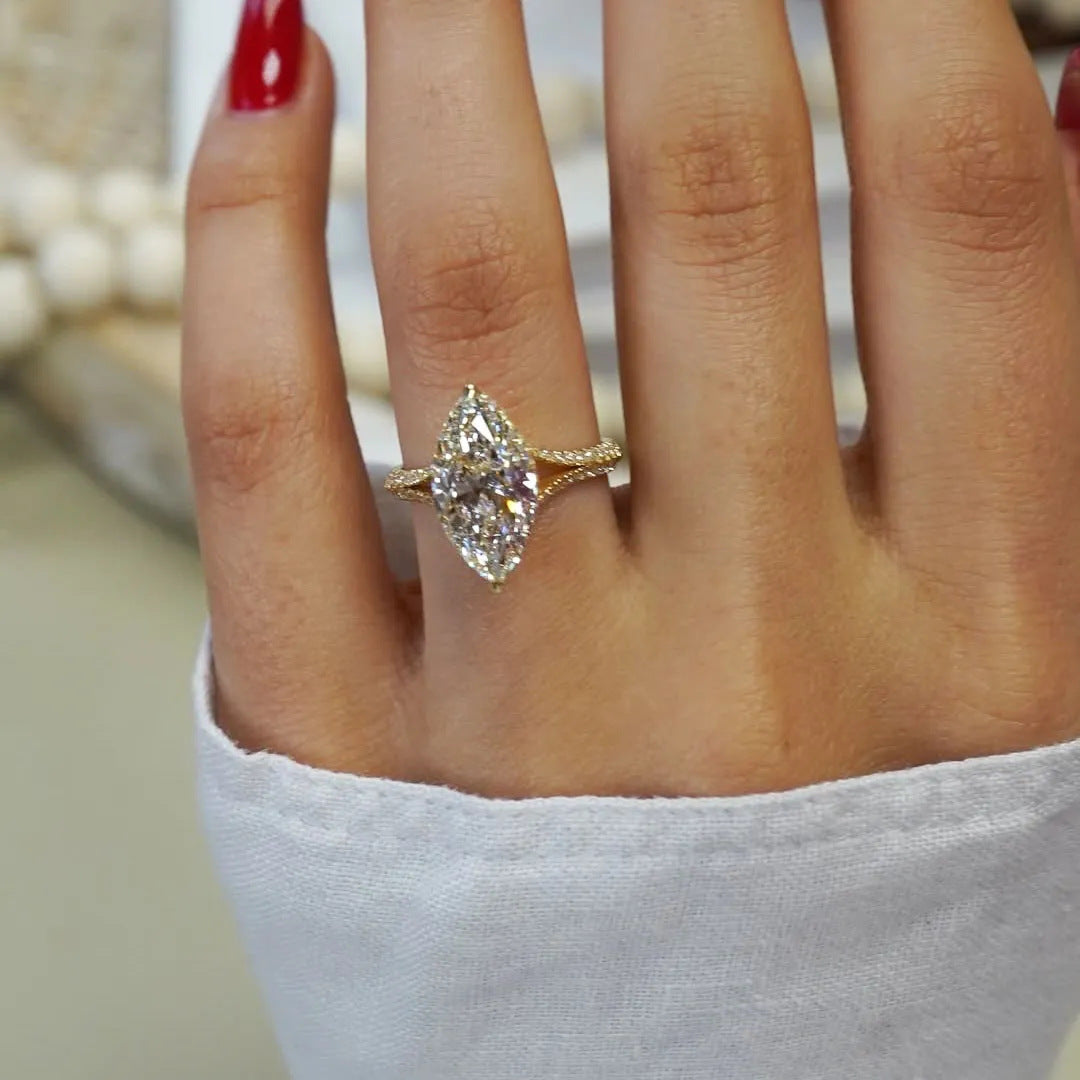 Damen exklusiver Verlobungsring mit funkelndem Marquise-Edelstein und zarten Zirkonia-Verzierungen Shop Nory