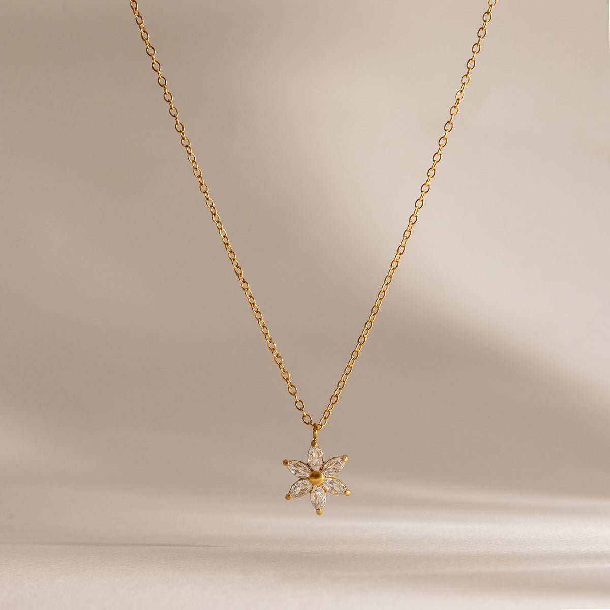 Damen Halskette mit stilvollem Blumenanhänger aus hypoallergenem Edelstahl Shop Nory