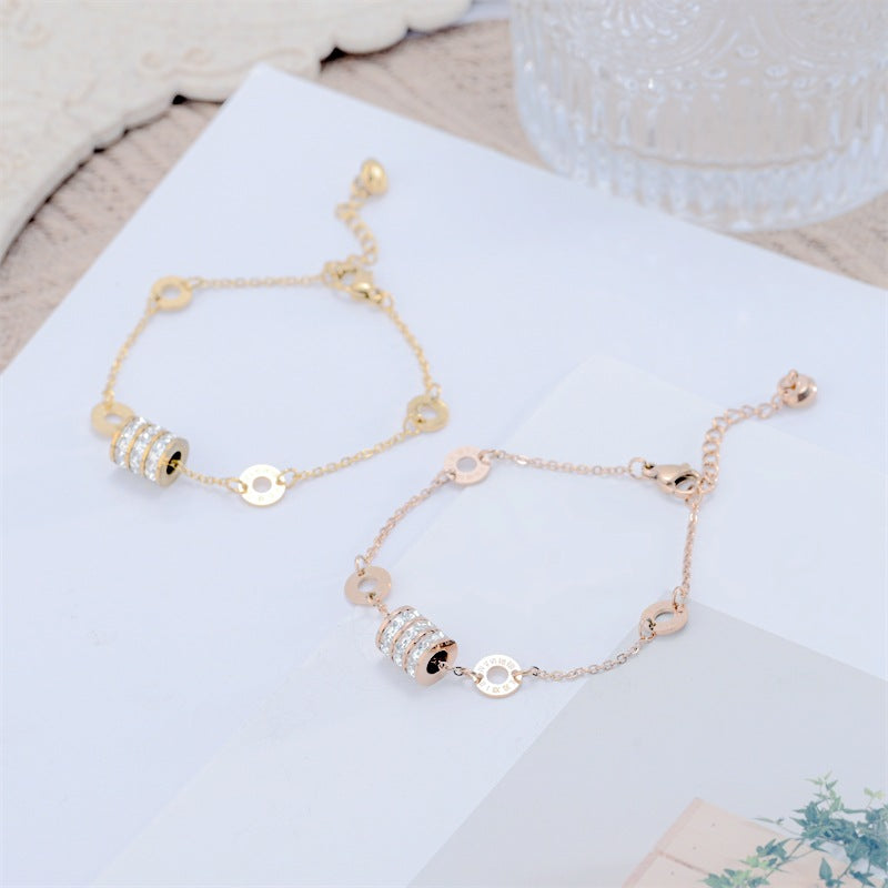 Damen Armband mit funkelnden Zirkonia-Steinen und eleganten Designelementen Shop Nory