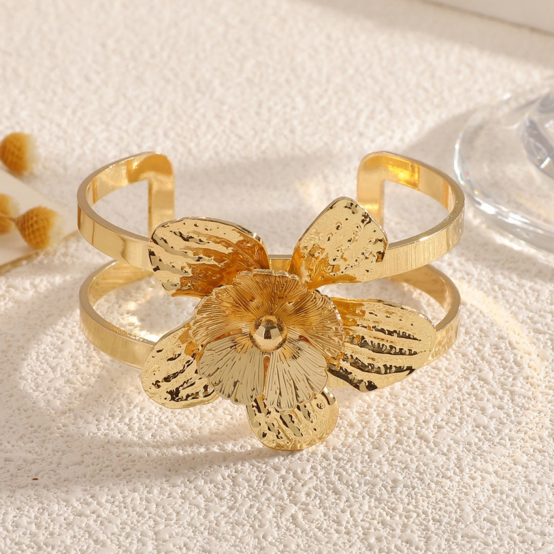 Damen Armreif mit kunstvollem Blumenmotiv Shop Nory
