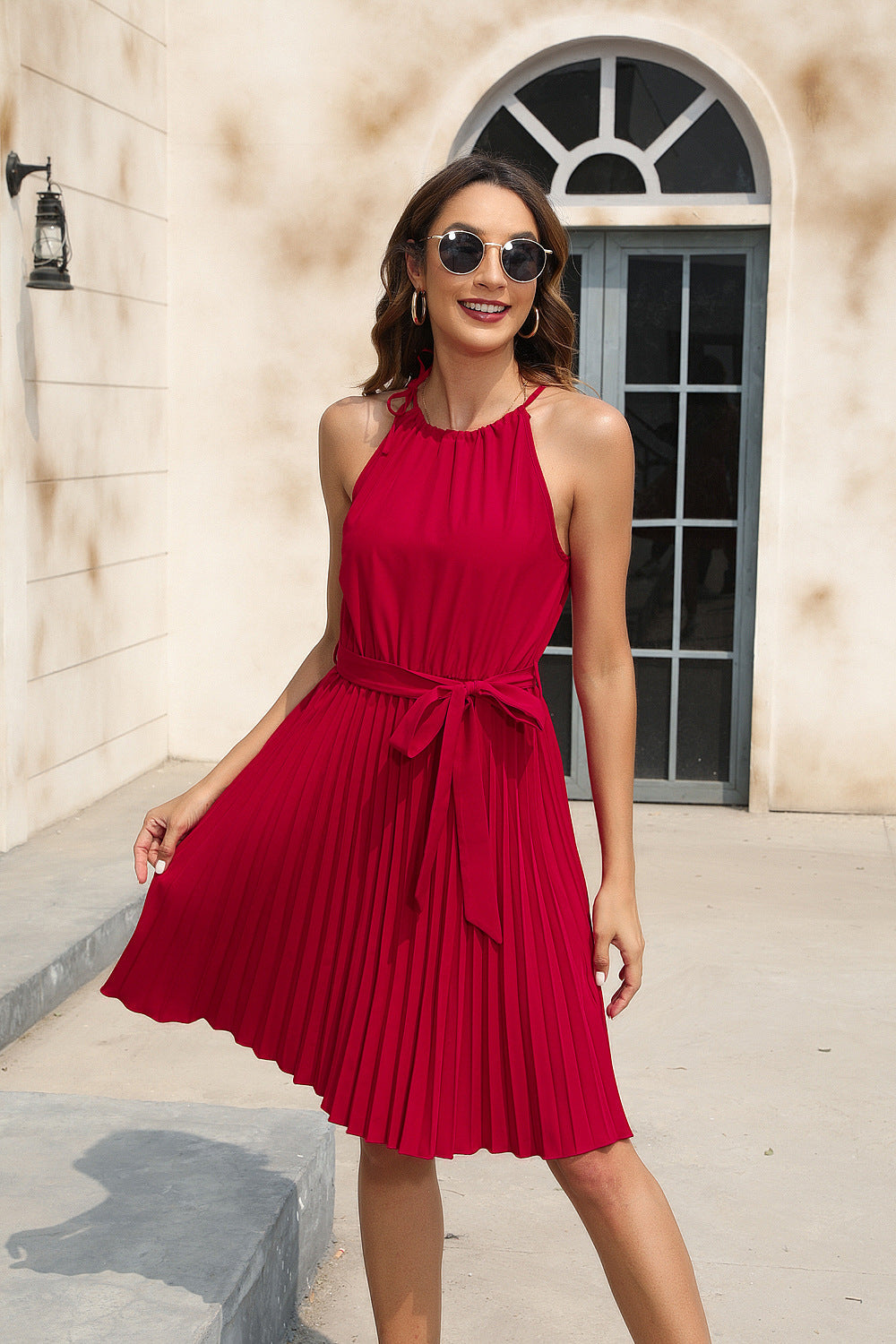 Damen Plissiertes Sommerkleid mit tailliertem Gürtel und Halterneck