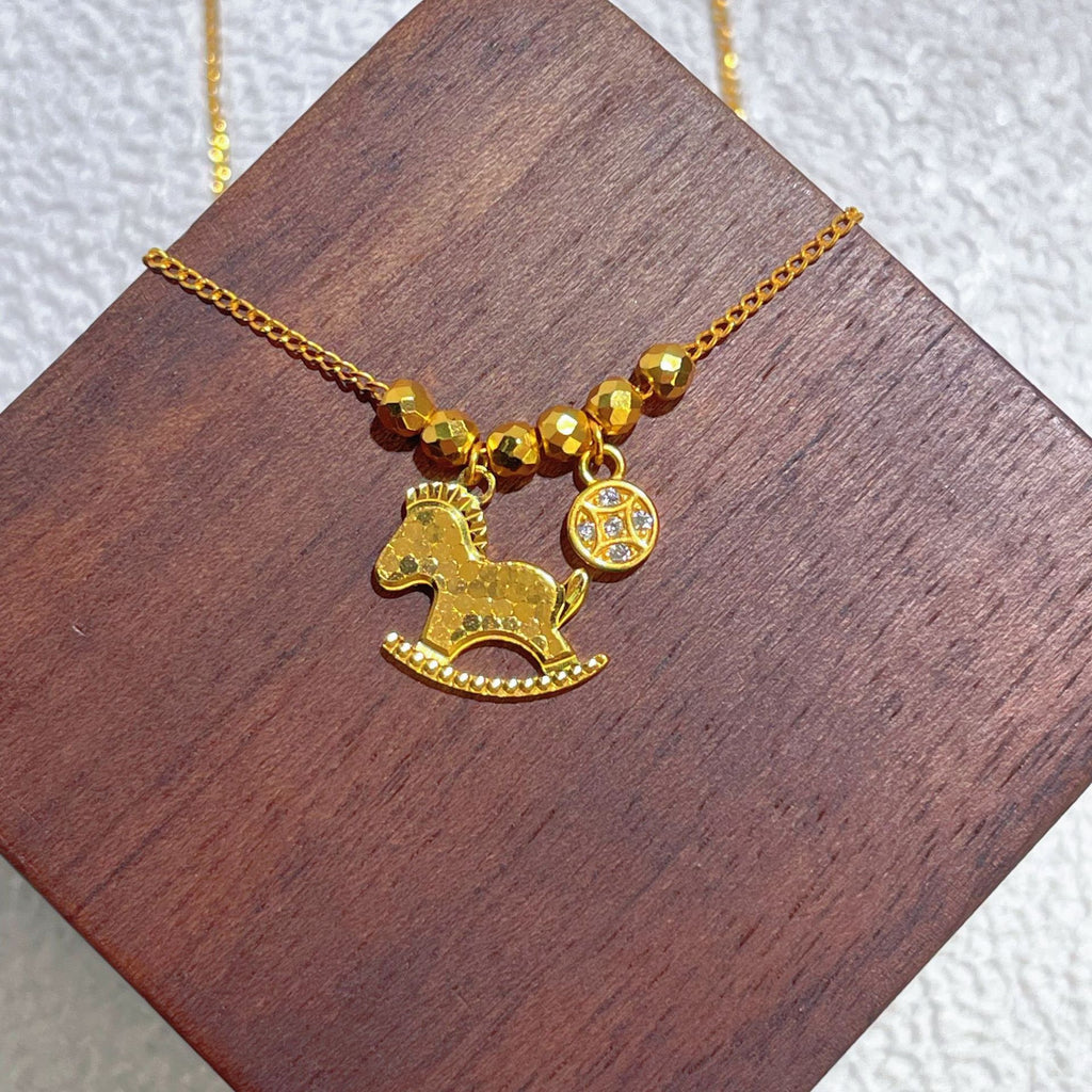 Damen Halskette mit stilvollem Schaukelpferd-Anhänger und funkelnden Zirkonia Shop Nory