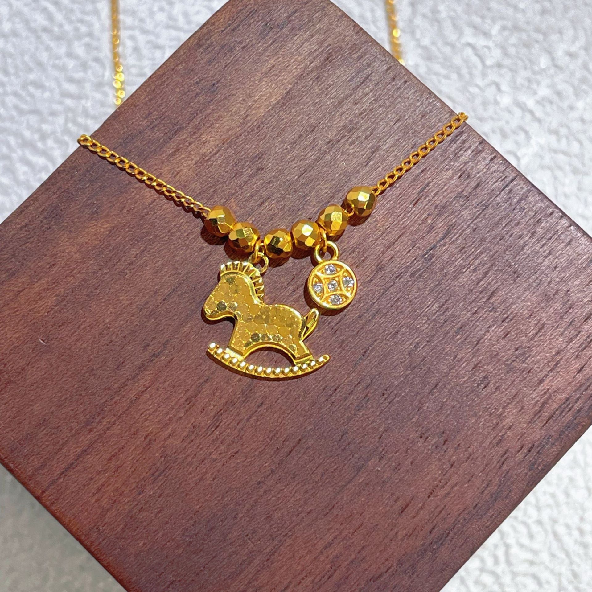 Damen Halskette mit stilvollem Schaukelpferd-Anhänger und funkelnden Zirkonia Shop Nory