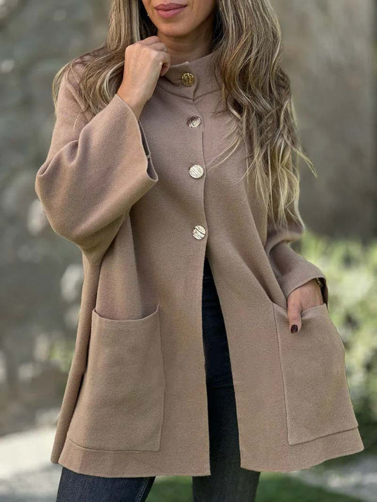 Damen Oversize Cape-Cardigan mit Stehkragen, aufgesetzten Taschen und Zierknöpfen Shop Nory