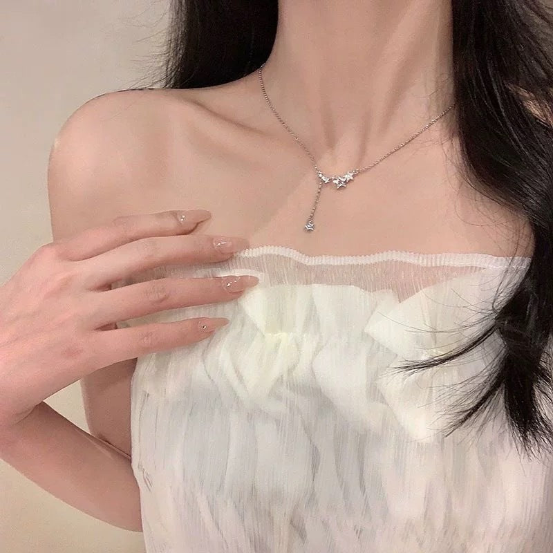 Damen Halskette mit funkelnden Sternanhängern und zarten Details Shop Nory