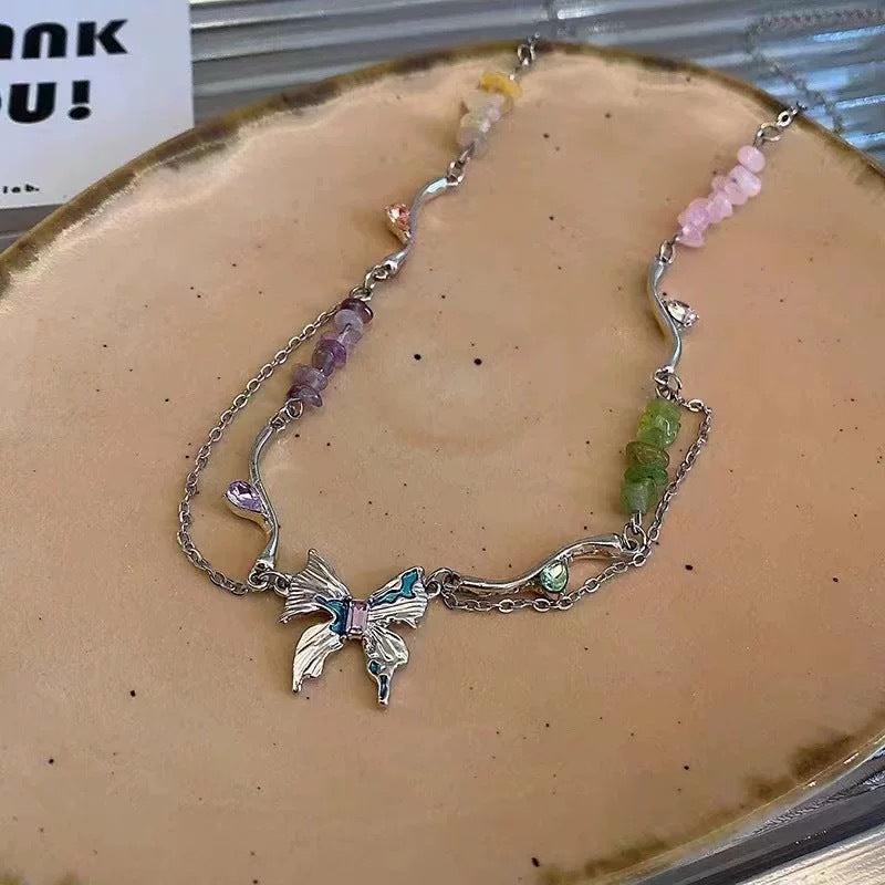 Damen Halskette mit einzigartigem Schmetterlingsanhänger und bunten Naturstein-Elementen Shop Nory