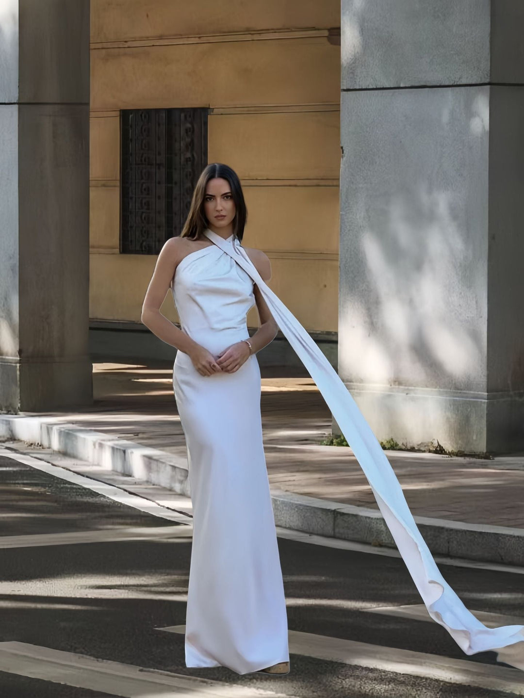 Damen Elegantes und fließendes Abendkleid mit asymmetrischem Ausschnitt