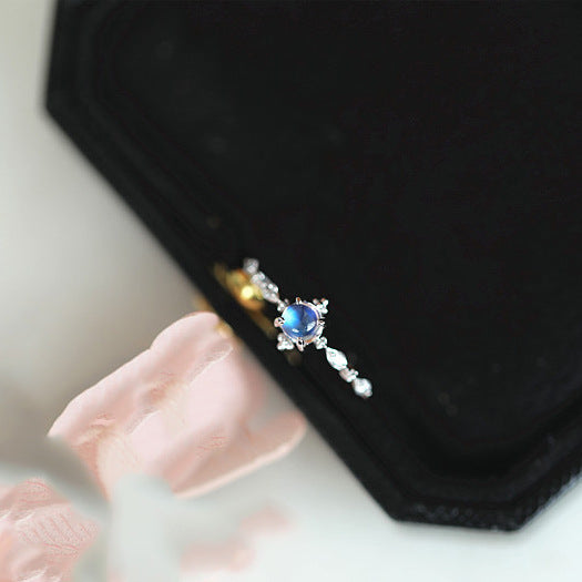 Damen zierlicher Ring mit strahlendem blauen Stein und filigraner Fassung Shop Nory