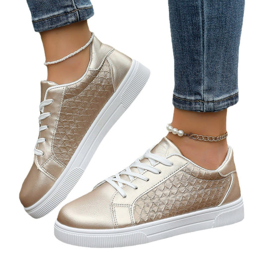 Damen Flache Sneaker mit Metallic‑Finish und geprägter Seitenstruktur Shop Nory
