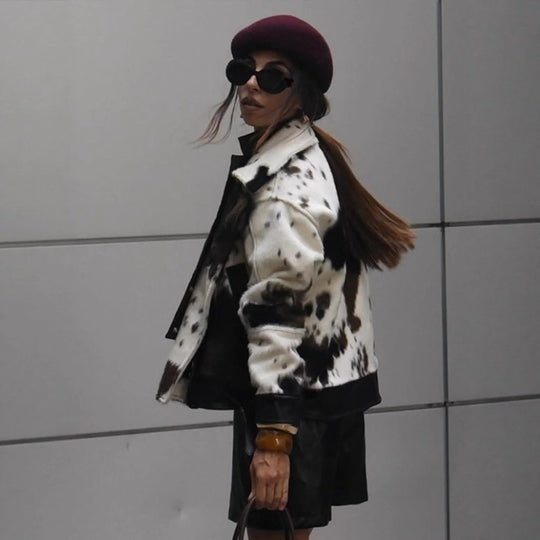 Damen Kurz gefütterte Bikerjacke aus Kunstpelz im Cowprint mit Kontrastlederbesatz Shop Nory